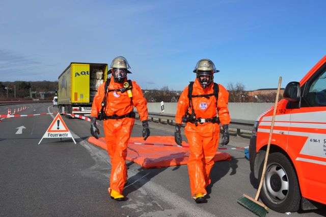 Gefahrstoffunfall Stuttgart Zuffenhausen - Feuerwehr Stuttgart Stammheim